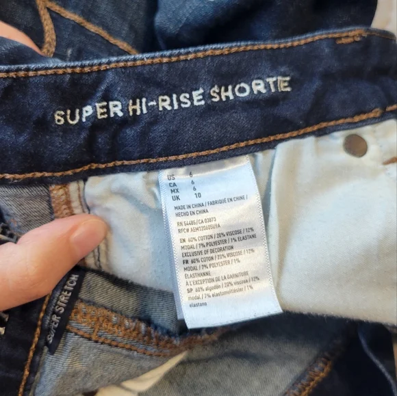 AEO Super Hi-rise Shortie. Dark Wash (size 6) - Picture 4 of 4